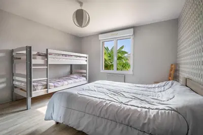 Un ou plusieurs lits dans un hébergement de l'établissement Maison 10p au calme 200m mer