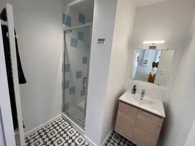Salle de bains dans l'établissement Studio récent, entièrement équipé, proche Chantiers et Airbus