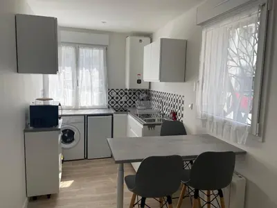 Cuisine ou kitchenette dans l'établissement Studio récent, entièrement équipé, proche Chantiers et Airbus