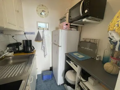 Cuisine ou kitchenette dans l'établissement Appartement 2 pièces, 4 couchages, balcon, parking privé, proche plage - FR-1-224C-274