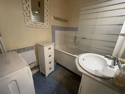 Salle de bains dans l'établissement Appartement 2 pièces, 4 couchages, balcon, parking privé, proche plage - FR-1-224C-274