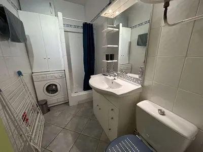 Salle de bains dans l'établissement Studio cosy à 100m de la plage avec balcon et parking - Saint-Jean-de-Monts - FR-1-224C-199