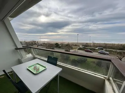 Vue générale sur la mer ou vue sur la mer prise depuis l'appartement