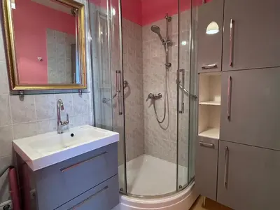 Salle de bains dans l'établissement Appartement Tout Confort entre Plage et Commerces à Saint-Brevin-les-Pins - FR-1-364-55