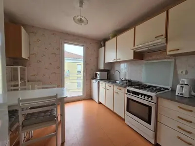 Cuisine ou kitchenette dans l'établissement Appartement Tout Confort entre Plage et Commerces à Saint-Brevin-les-Pins - FR-1-364-55