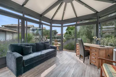Coin salon dans l'établissement Villa Face Mer pour 10 personnes à Préfailles