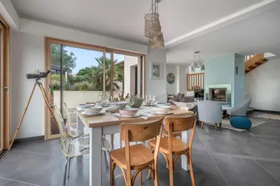 Coin salon dans l'établissement Villa Face Mer pour 10 personnes à Préfailles