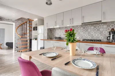Cuisine ou kitchenette dans l'établissement Maison pour 7 à 100m de la plage - Jardin
