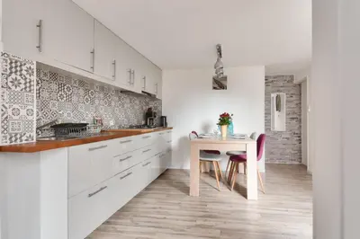 Cuisine ou kitchenette dans l'établissement Maison pour 7 à 100m de la plage - Jardin