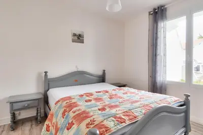 Un ou plusieurs lits dans un hébergement de l'établissement Maison pour 7 à 100m de la plage - Jardin