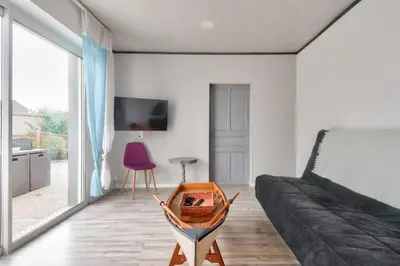 Télévision ou salle de divertissement dans l'établissement Maison pour 7 à 100m de la plage - Jardin