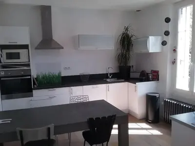 Cuisine ou kitchenette dans l'établissement Maison avec jardin- Cholet - 20 mn du puy du fou