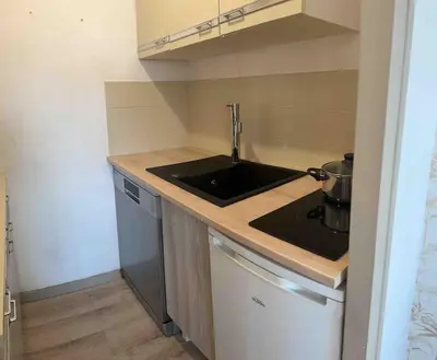 Cuisine ou kitchenette dans l'établissement Appartement à 100 m de la plage avec parking