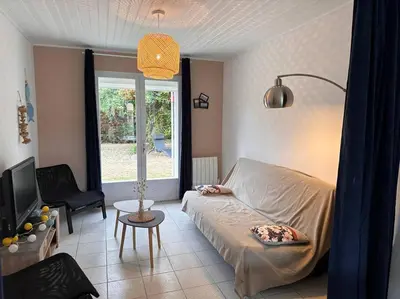Coin salon dans l'établissement 100 M DE LA PLAGE 100 DU BOURG DES MOUTIERS EN RETZ