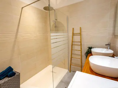 Salle de bains dans l'établissement Holiday Home La Villa Dorée by Interhome
