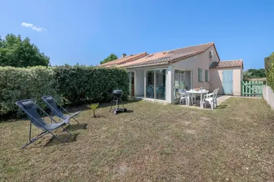 Jardin de l'établissement Maison avec piscine à 200m de la plage