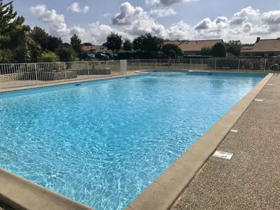 Piscine de l'établissement Maison avec piscine à 200m de la plage ou située à proximité