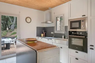 Cuisine ou kitchenette dans l'établissement Maison Dune et Forêt à 100m de la mer
