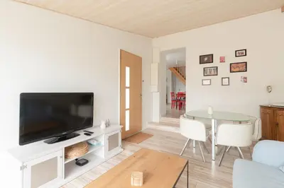 Télévision ou salle de divertissement dans l'établissement Maison aux Moutiers - Wifi - Terrasse