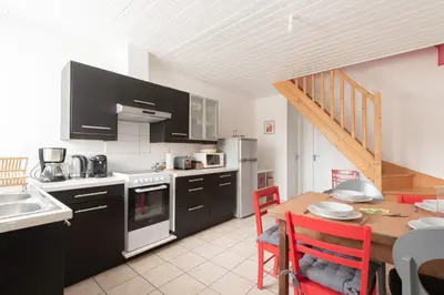 Cuisine ou kitchenette dans l'établissement Maison aux Moutiers - Wifi - Terrasse