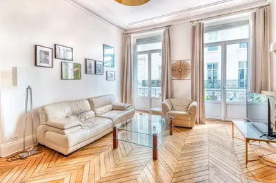 Coin salon dans l'établissement Hyper centre, Premium, spacieux appartement haussmannien