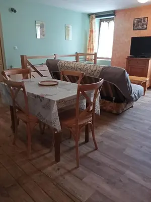 Télévision ou salle de divertissement dans l'établissement chez christine
