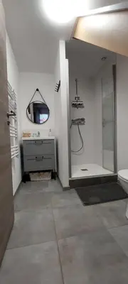Salle de bains dans l'établissement Studio duplex à Savenay - Escapade confort entre Nantes & l'océan