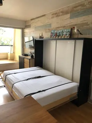 Un ou plusieurs lits dans un hébergement de l'établissement Studio Bords de plage