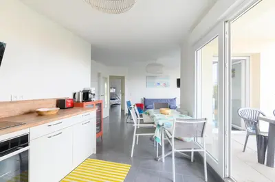Cuisine ou kitchenette dans l'établissement Super appartement, la Guérinière à Noirmoutier