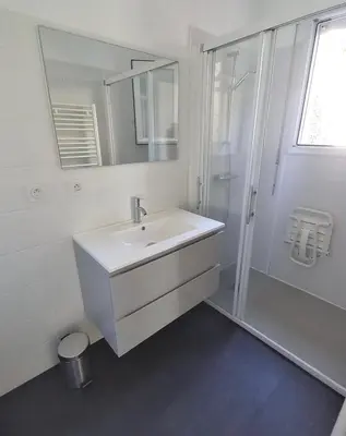 Salle de bains dans l'établissement Maison au calme à 10 km du Puy du Fou