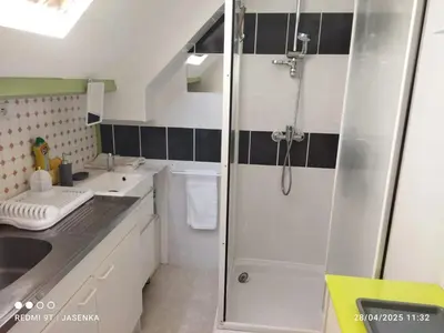 Salle de bains dans l'établissement Studio chaleureux à Saint-Barthélemy-d'Anjou de 27 m² + jardin