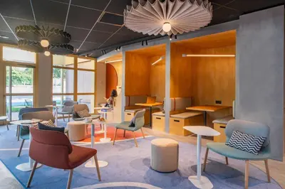 Coin salon dans l'établissement ibis budget Nantes Nord Treillières