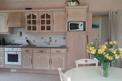 Cuisine ou kitchenette dans l'établissement Gîte Léperon 2