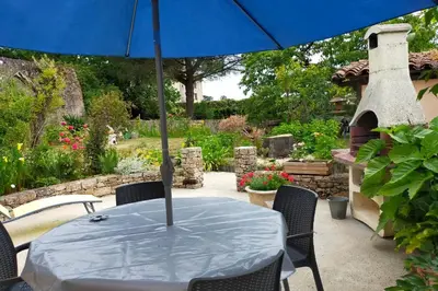 Jardin de l'établissement Gîte Léperon 2