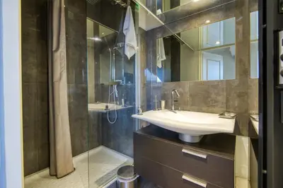 Salle de bains dans l'établissement Duplex de 115m2 dans un bâtiment chic historique - Le Belvédère St Nicolas