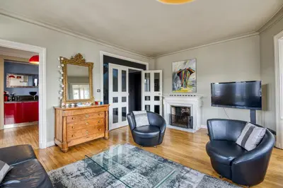 Télévision ou salle de divertissement dans l'établissement Duplex de 115m2 dans un bâtiment chic historique - Le Belvédère St Nicolas