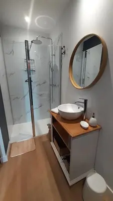 Salle de bains dans l'établissement Gîte le ST Aubinois