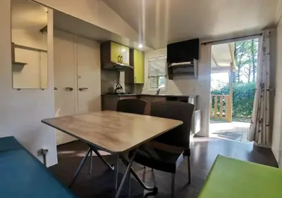 Cuisine ou kitchenette dans l'établissement Mobil Home 6 personnes 3 chambres à 25 MIN Puy duFou