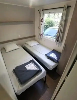Un ou plusieurs lits dans un hébergement de l'établissement Mobil Home 6 personnes 3 chambres à 25 MIN Puy duFou
