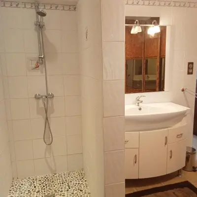 Salle de bains dans l'établissement Maison La Belvérine
