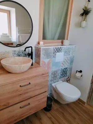 Salle de bains dans l'établissement Maisonnette de charme A 5 min du Parc PUYDUFOU