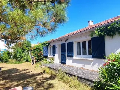 Jardin de l'établissement Maison cosy 6 pers, plage à 160m, jardin clos, plancha, ménage inclus - FR-1-224B-204