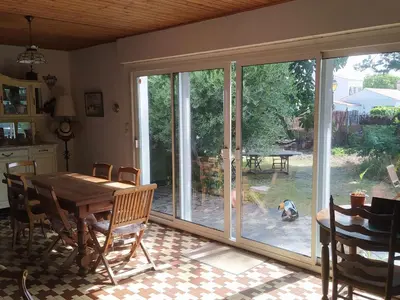 Coin salon dans l'établissement Maison cosy 6 pers, plage à 160m, jardin clos, plancha, ménage inclus - FR-1-224B-204