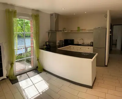 Cuisine ou kitchenette dans l'établissement La maison au bord du lac