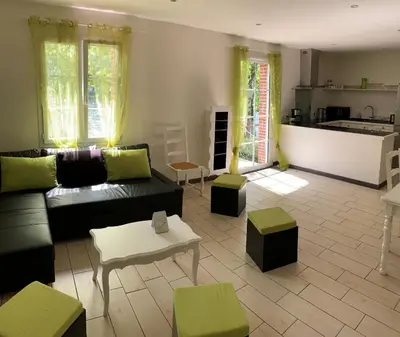 Cuisine ou kitchenette dans l'établissement La maison au bord du lac