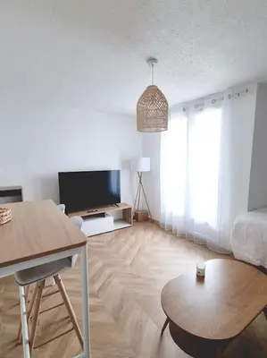 Télévision ou salle de divertissement dans l'établissement studio avec vue sur mer