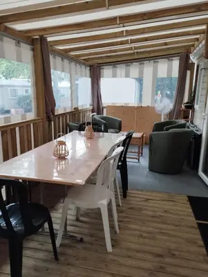 Coin salon dans l'établissement Mobil-home tout confort à 300m de l'océan