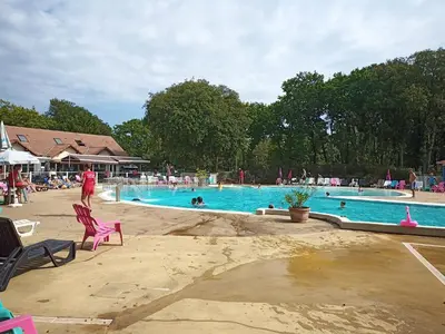 Piscine de l'établissement Mobil-home tout confort à 300m de l'océan ou située à proximité