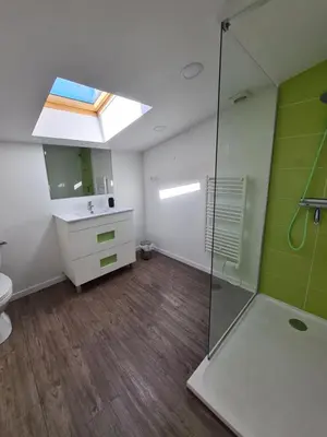 Salle de bains dans l'établissement Maison Huchet à 10min du parc le Puy duFou