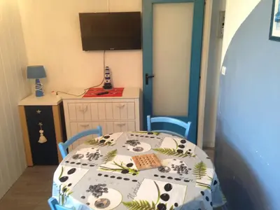 Télévision ou salle de divertissement dans l'établissement La Triere